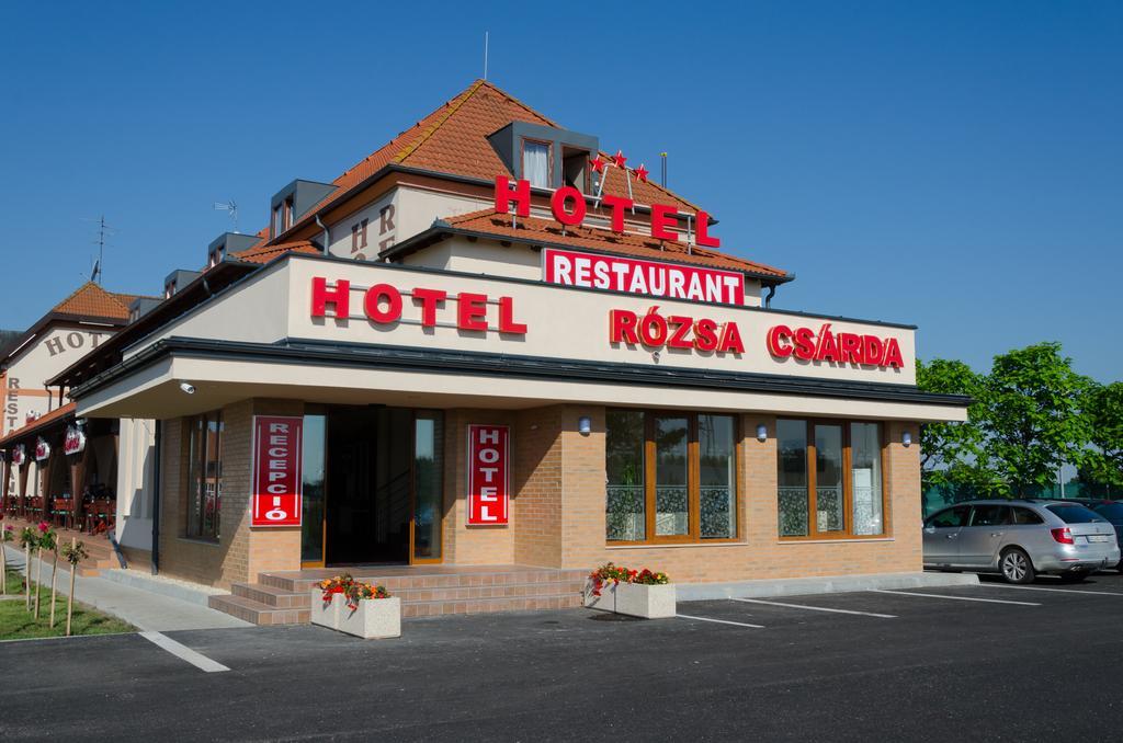 Hotel Rozsa Csarda Bungalow & Caravan Park Hegyeshalom Exterior foto